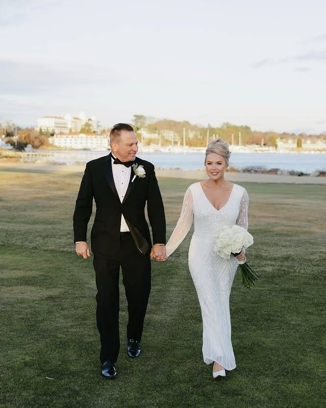 캐롤라인 레빗 백악관 대변인이 남편 니컬러스 리치오와 2025년 1월 결혼식에서 함께 걷고 있는 모습. 이 사진은 레빗이 3월 7일 인스타그램에 공개한 것이다.