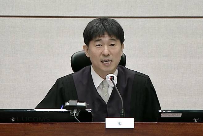 13일 서울 서초구 서울중앙지법에서 열린 윤석열 전 대통령의 내란 우두머리·직권남용 권리행사 방해 혐의 사건 속행 공판에서 지귀연 부장판사가 발언하고 있다. 서울중앙지법 제공