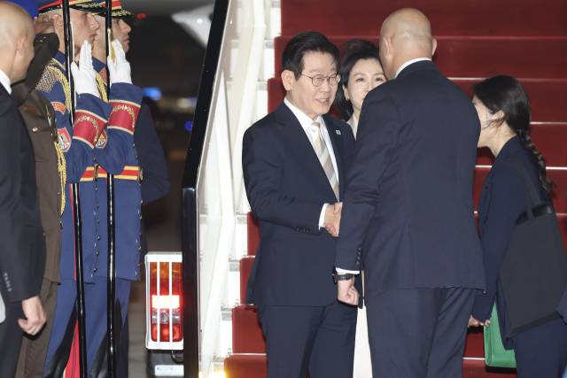 이재명 대통령이 19일(현지시간) 이집트 카이로 국제공항에서 영접 인사들과 인사하고 있다. 연합뉴스