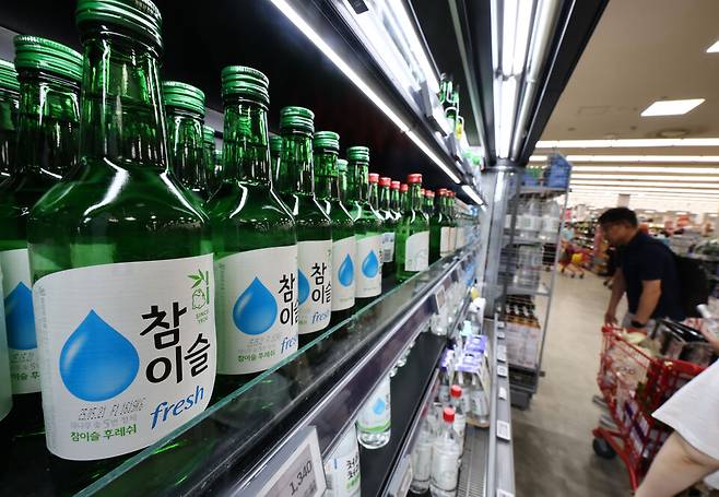 말레이시아 정부가 한국 탁주와 소주 제품에 맞춰 관련 도수 기준을 개정하면서 K주류의 수출길이 넓어졌다. 사진은 서울 시내의 한 마트에 소주가 진열된 모습 ⓒ연합뉴스