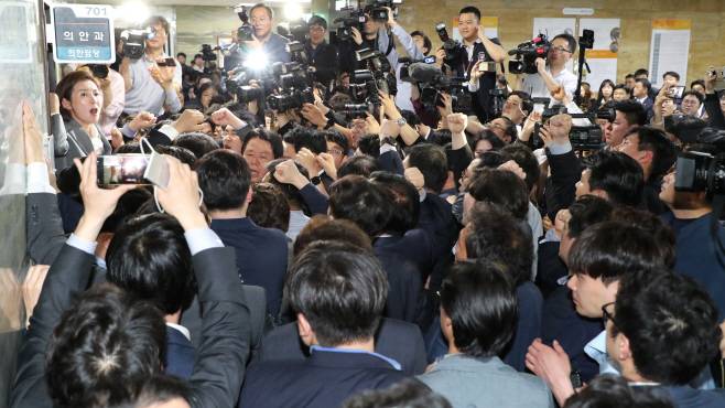 지난 2019년 4월 25일 나경원 자유한국당 원내대표와 의원, 보좌진들이 국회 의안과 앞에서 경호권발동으로 진입한 국회 경위들을 저지하며 헌법수호를 외치는 모습. ⓒ연합뉴스