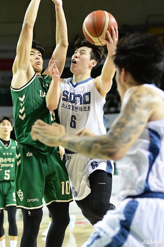 소노 이정현(오른쪽)이 18일 원주종합체육관서 열린&nbsp;DB전 도중 김보배의 수비를 피해 레이업슛을 시도하고 있다. 사진제공｜KBL