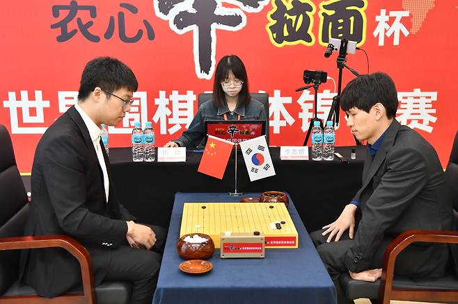 이지현 9단과 대국하는 탄샤오 9단(왼쪽).  한국기원 제공