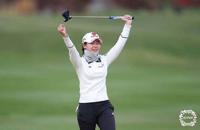 황유민이 지난 9일 끝난 KLPGA 투어 시즌 최종전 대보 하우스디 챔피언십에서 4차 연장 끝에 우승을 확정지은 뒤 두 팔을 번쩍 들며 기뻐하고 있다. KLPGA 제공