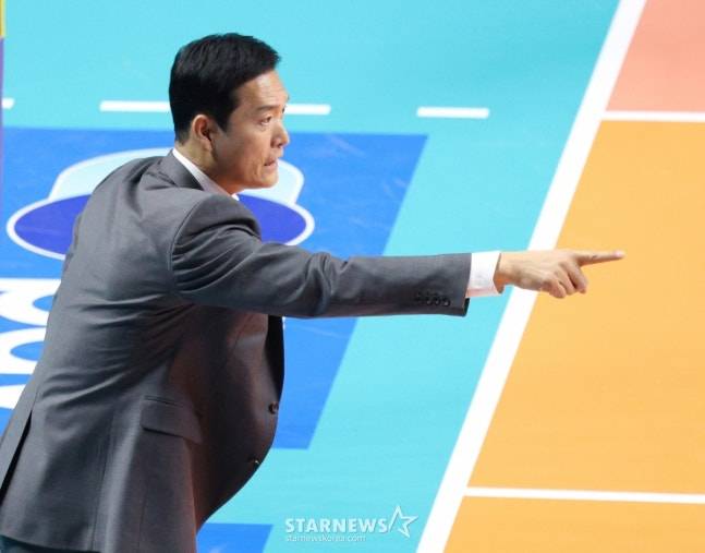 김상우 삼성화재 감독이 19일 우리카드전에서 선수들에게 지시를 내리고 있다. /사진=김진경 대기자