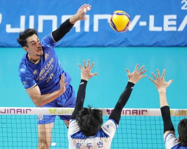 우리카드 아라우조(왼쪽)가 19일 삼성화재전에서 블로커 위로 강력한 스파이크를 날리고 있다. /사진=김진경 대기자