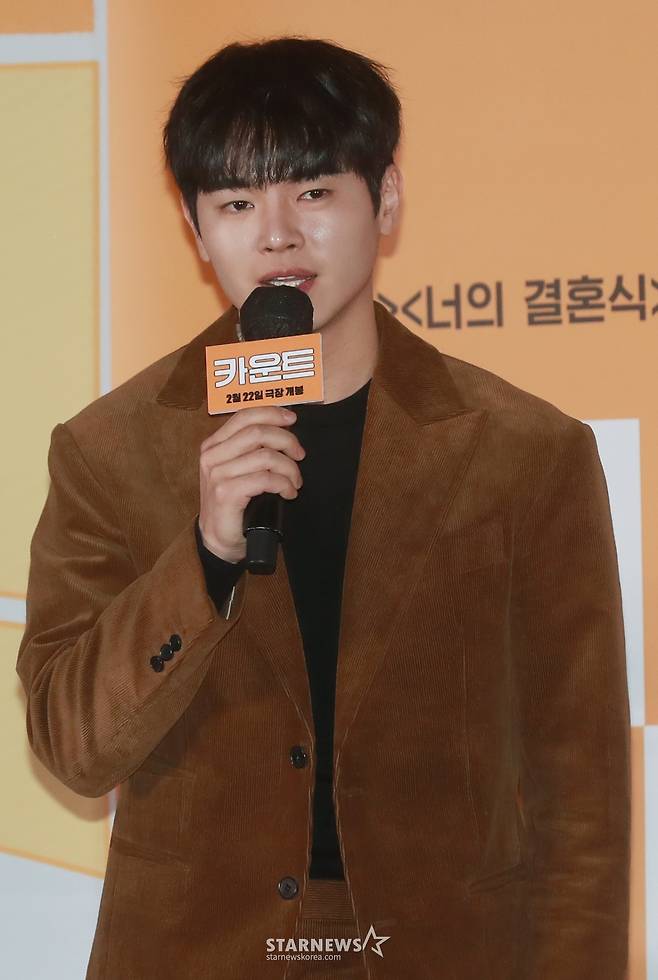 배우 장동주가 13일 오후 서울 CGV용산아이파크몰에서 진행된 영화 '카운트'(감독 권혁재) 언론시사회에 참석해 질문에 답하고 있다.  10년 전 올림픽에서 금메달을 수상한 메달리스트였지만 지금은 고집 밖에 안 남은 고등학교 체육 선생으로 평범한 나날을 보내는 주인공 박시헌을 중심으로 벌어지는 이야기를 그린 영화 '카운트'는 오는 22일 개봉한다. /2023.02.13