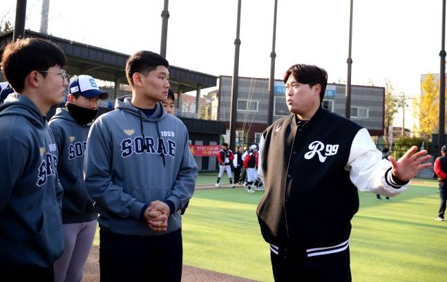 류현진이 19일 경기도 시흥시 정왕 야구장에서 열린 '찾아가는 베이스볼 Dream' 11월 회차 프로그램에서 소래중학교와 소래고등학교 야구부 선수들에게 설명하고 있다. /사진=류현진 재단 제공