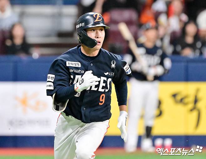 9일 오후 서울 구로구 고척스카이돔에서 열린 '2025 신한 SOL Bank KBO리그' 한화 이글스와 키움 히어로즈의 경기, 한화가 문현빈의 결승 솔로포에 힘입어 키움에 7:5로 승리하며 26년 만에 10연승을 기록했다.  9회초 2사 3루 한화 이상혁이 1타점 2루타를 날리고 있다. 엑스포츠뉴스 DB