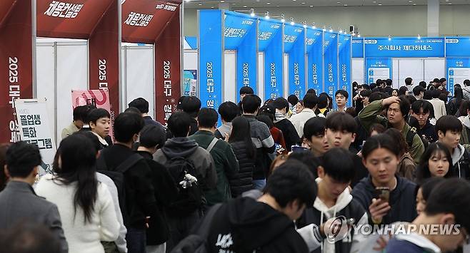 북적이는 채용박람회 (대구=연합뉴스) 윤관식 기자 = 지난 5일 대구 북구 엑스코에서 열린 '2025 대구·경북 채용박람회'에서 구직자들이 취업관련 부스를 살펴보고 있다. 2025.11.20 psik@yna.co.kr