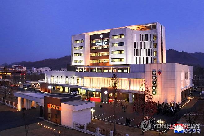평양 외곽 강동군병원 9달만에 준공...김정은 참석 (평양 조선중앙통신=연합뉴스) 김정은 북한 국무위원장이 지난 19일 진행된 평양시 외곽 강동군병원 준공식에 참석해 기념 연설을 하고 준공 테이프를 끊었다고 조선중앙통신이 20일 보도했다. 2025.11.20 
    [국내에서만 사용가능. 재배포 금지. For Use Only in the Republic of Korea. No Redistribution] nkphoto@yna.co.kr