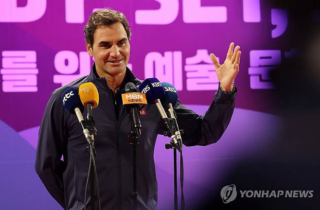 소감 전하는 '테니스 황제' 로저 페더러 (서울=연합뉴스) 이동해 기자 = 로저 페더러가 13일 서울 중구 신라호텔에서 열린 유니클로의 미래 세대 육성 캠페인 '로저 페더러와 함께하는 세계 여행' 행사에서 소감을 전하고 있다. 2025.10.13 eastsea@yna.co.kr