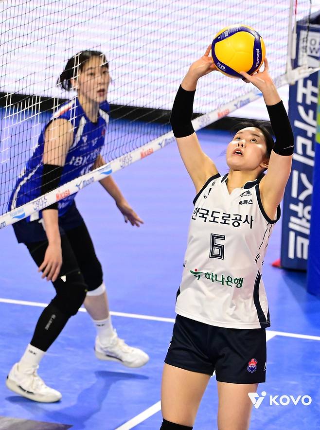 토스하는 한국도로공사의 세터 이윤정 [한국배구연맹 제공. 재판매 및 DB 금지]