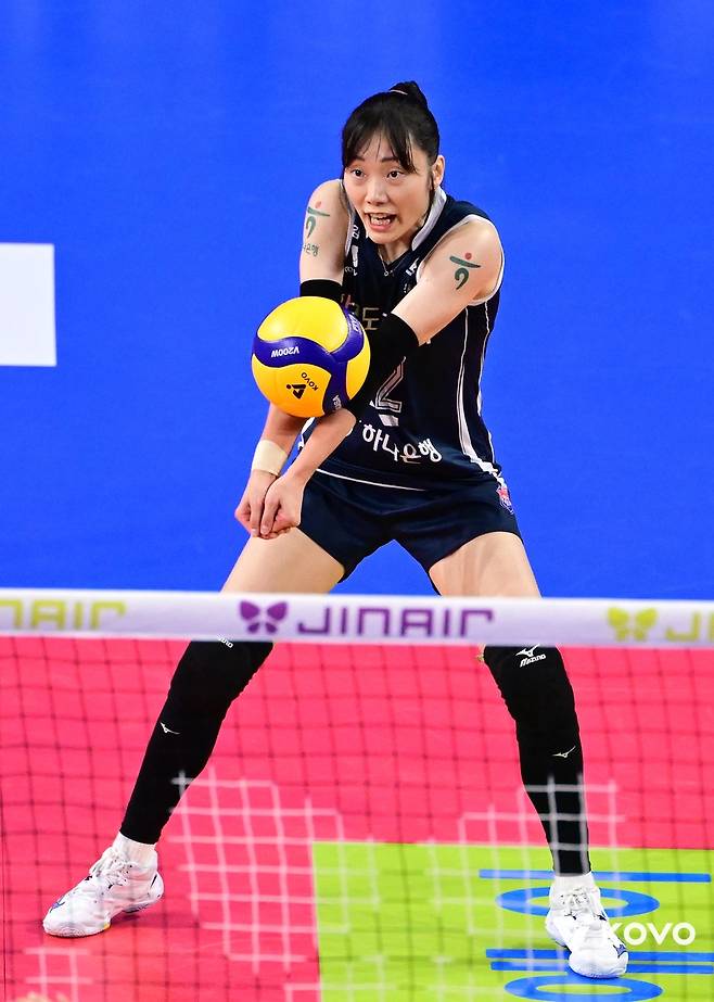 리시브하는 도로공사의 리베로 문정원 [한국배구연맹 제공. 재판매 및 DB 금지]