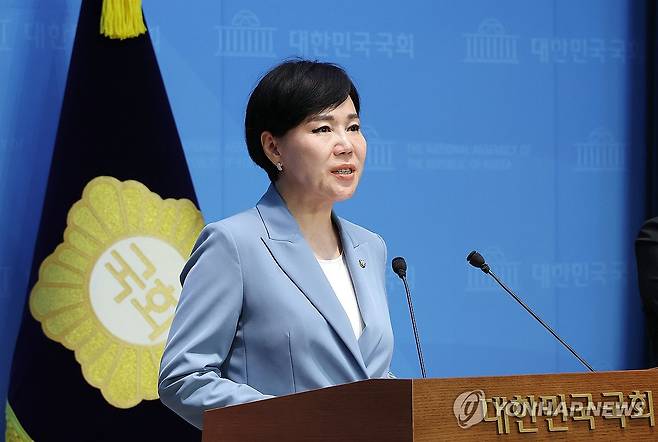 회견하는 전현희 의원 (서울=연합뉴스) 김주형 기자 = 더불어민주당 전현희 의원이 지난 6월 16일 서울 여의도 국회 소통관에서 기자회견을 열고 감사원이 본인의 권익위원장 재직 당시 검찰에 수사의뢰한 건과 관련해 입장을 밝히고 있다. 2025.6.16 kjhpress@yna.co.kr