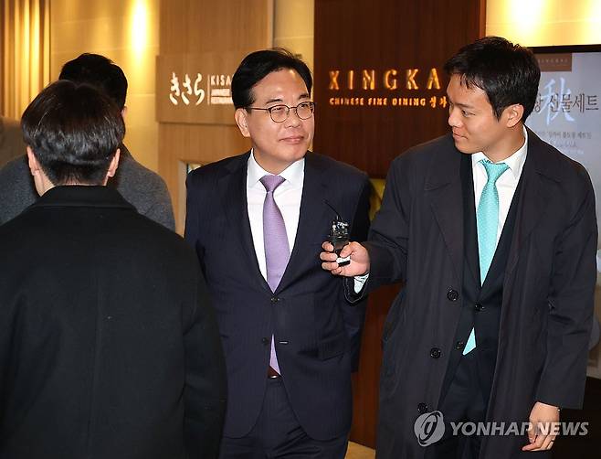 3선 의원들과 오찬 회동하는 송언석 원내대표 (서울=연합뉴스) 류영석 기자 = 국민의힘 송언석 원내대표가 20일 당내 3선 의원들과 오찬 회동을 위해 서울 여의도의 한 식당으로 들어가고 있다. 2025.11.20 ondol@yna.co.kr