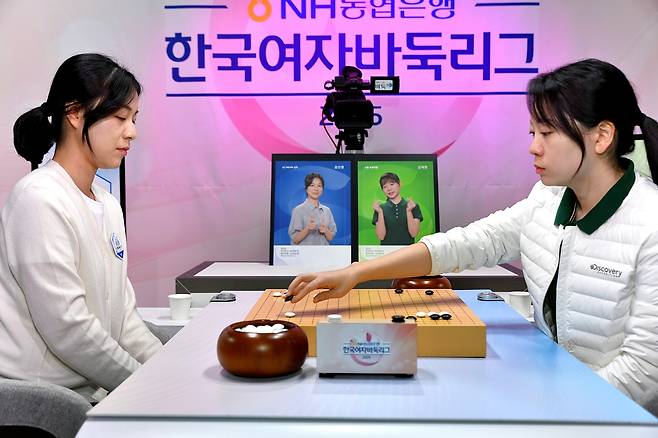 3차전 최종 3국에서 김채영(오른쪽)이 김신영을 꺾고 우승을 확정했다. [한국기원 제공. 재판매 및 DB 금지]