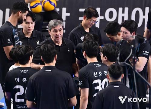 블랑 감독의 작전 지시를 듣는 현대캐피탈 선수들 [한국배구연맹 제공. 재판매 및 DB 금지]