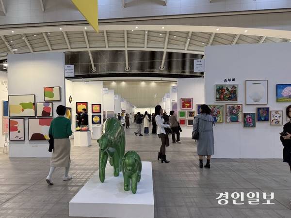 지난 20일 오후 인천 송도컨벤시아에서 열린 ‘인천아트쇼 2025’ 전시장 모습. 2025.11.20 /박경호기자 pkhh@kyeongin.com