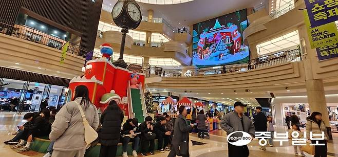 지난 19일 찾은 AK플라자 분당점 1층 로비가 크리스마스 분위기로 꾸며져 있다. 신연경기자