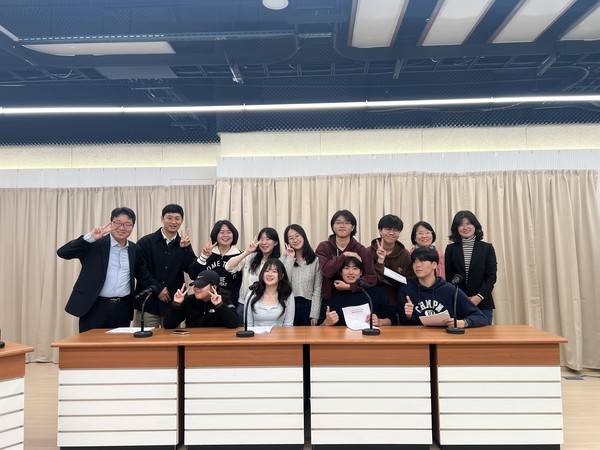 인천극지아카데미 지도교사, 장학사 그리고 학생들이 인천에코시티 방송 출연을 마치고 기념사진 [경인방송 인천에코시티]