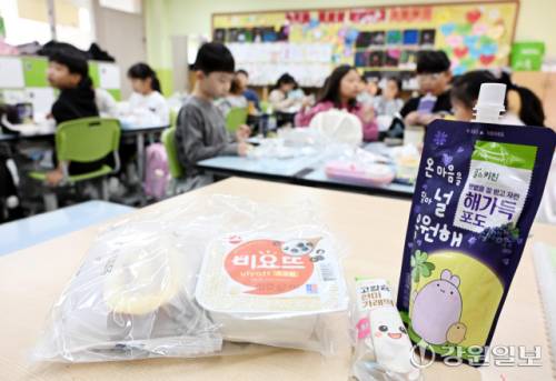 학교 현장에서 급식과 돌봄 업무를 맡고 있는 전국학교비정규직노조가 총파업하며 급식이 중단된 20일 춘천시내 한 초교에서 학생들이 간편식과 집에서 싸온 도시락으로 점심을 해결하고 있다. 신세희기자