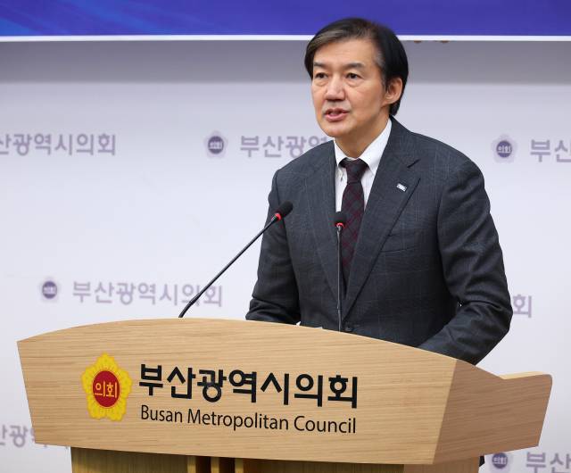 조국혁신당 대표 선거에 단독 출마한 조국 후보가 21일 오전 부산 연제구 부산시의회에서 열린 전당대회 출마 당 대표 및 최고위원 후보 기자회견에서 발언하고 있다. 연합뉴스