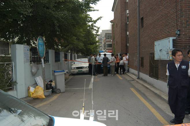 신정동 연쇄살인사건 당시 경찰들이 수사를 하고 있다. (사진=서울경찰청)