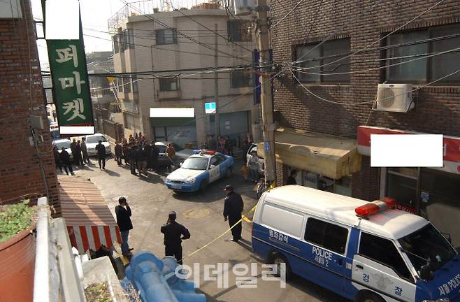 지난 2005년 신정동 연쇄살인사건이 일어났을 당시 경찰들이 수사를 하고 있다. (사진=서울경찰청 광역수사단)