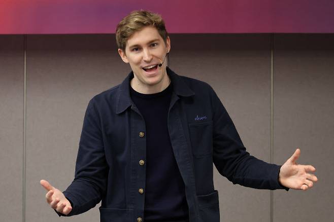 마티 스타니셰프스키 일레븐랩스 공동창업자 겸 최고경영자(CEO)가 21일 서울 서초구 JW 메리어트 서울 호텔에서 열린 일레븐랩스 한국 진출 기자간담회에서 인사말을 하고 있다. (사진=연합뉴스)