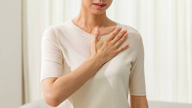 위식도역류질환은 위산이나 위 내용물이 식도로 역류해 점막을 자극하면서 속쓰림 등의 증상을 유발하는 질환이다|출처: 클립아트코리아