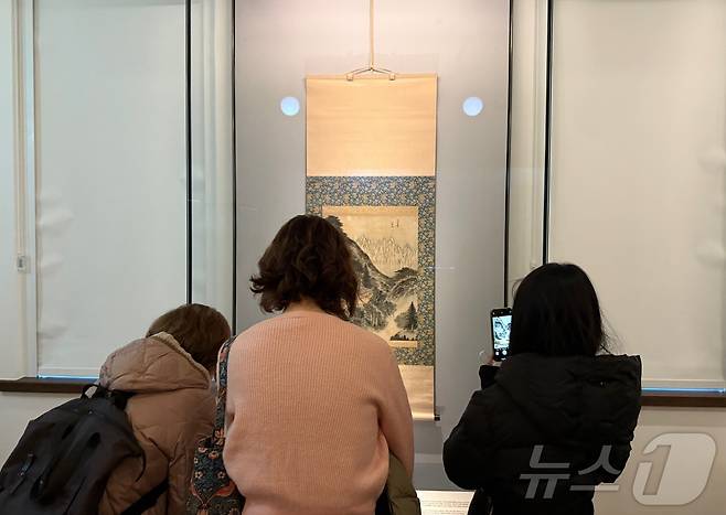 간송미술관의 겸재 정선 작품을 면밀히 보고 있는 외국인관광객들 ⓒ News1 윤슬빈 관광전문기자