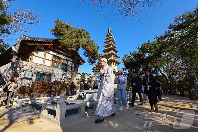 길상사에서 탑돌이하는 외국인 관광객들(서울관광재단 제공)