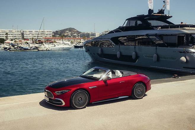 '디 올-뉴 메르세데스-마이바흐 SL'의 '레드 앰비언스' 패키지 모습(메르세데스-벤츠 코리아 제공). 2025.11.20.