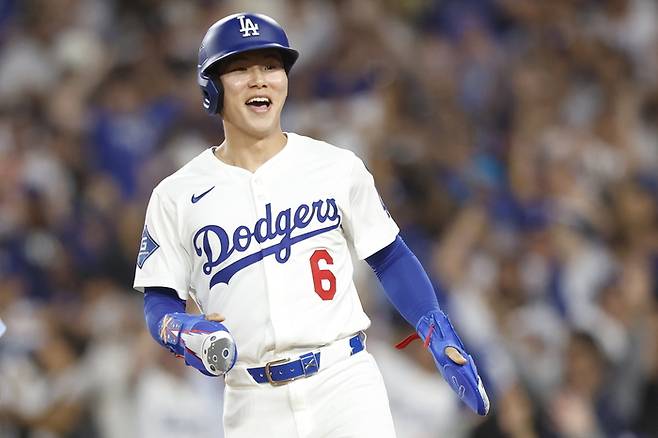 LA다저스 김혜성이 9일(현지시간) 미국 캘리포니아주 로스앤젤레스에서 열린 2025 메이저리그(ML) 필라델피아와 내셔널리그 디비전시리즈(NLDS) 4차전에서 연장 11회 득점을 올린 뒤 기뻐하고 있다. 사진 | AFP연합뉴스