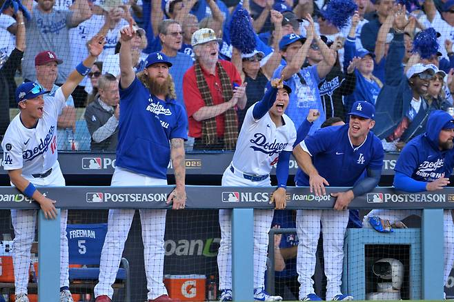 LA다저스 선수단이 16일(현지시간)미국 캘리포니아주 로스앤젤레스에서 열린 2025 ML 밀워키와 내셔널리그 챔피언십시리즈(NLCS) 3차전에서 토미 에드먼이 적시타를 기록하자 함께 기뻐하고 있다. 사진 | Imagn Images 연합뉴스