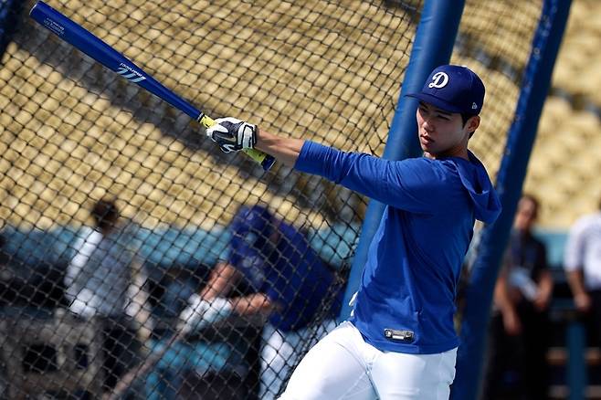 LA다저스 김혜성이 9일(현지시간) 미국 캘리포니아주 로스앤젤레스에서 열린 2025 ML 필라델피아와 NLDS 4차전을 앞두고 타격 연습을 하며 그라운드를 바라보고 있다. 사진 | Getty Images 연합뉴스