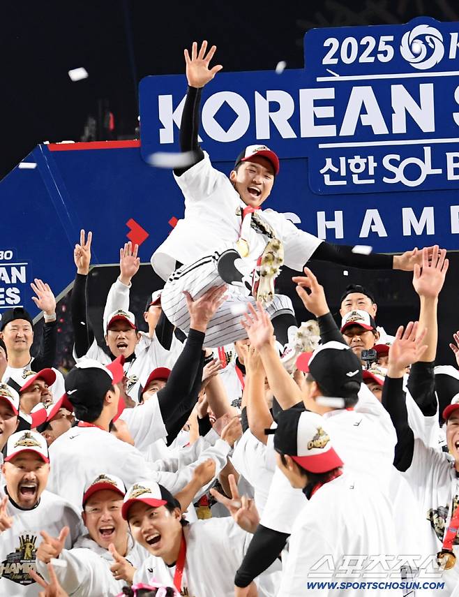 31일 대전 한화생명볼파크에서 열린 한국시리즈 5차전 한화 이글스와 LG 트윈스의 경기. 우승한 주장 박해민이 헹가래를 받고 있다. 대전=박재만 기자 pjm@sportschosun.com/2025.10.31/