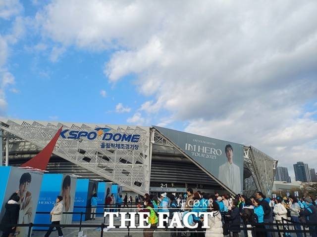 21일 오후 '아임 히어로(IM HERO) 2025' 서울 콘서트 첫날, 공연장 주변은 이른 시간부터 전국에서 몰려든 관객들로 뜨거운 열기가 가득찼다. /강일홍 기자