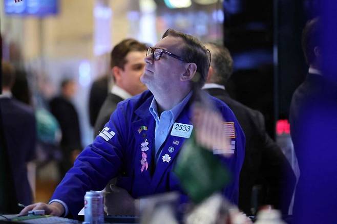 20일(현지시간) 미국 뉴욕증권거래소(NYSE) 거래장에서 트레이더가 업무를 보고 있다. AFP연합뉴스