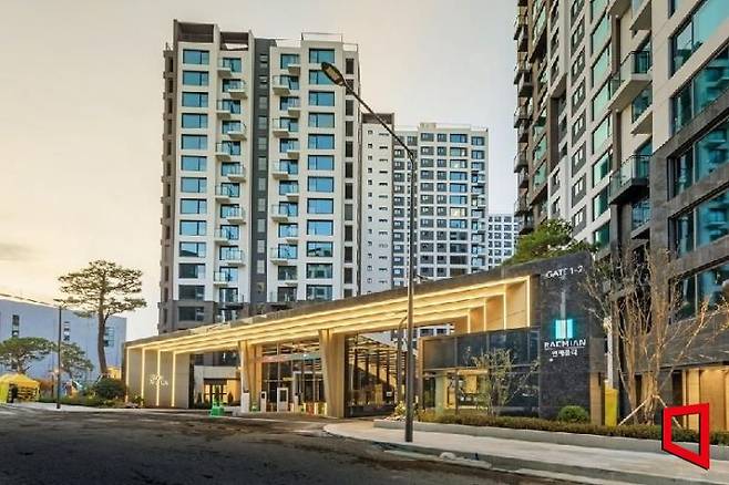 오는 26일부터 입주가 시작되는 래미안 원페를라 단지 문주. 래미안 원페를라 홈페이지 캡처