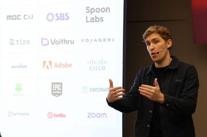 마티 스타니셰프스키 일레븐랩스 공동창업자 겸 CEO가 21일 서울 서초구 JW 메리어트 서울 호텔에서 열린 일레븐랩스 한국 진출 기자간담회에서 인사말을 하고 있다. 연합뉴스