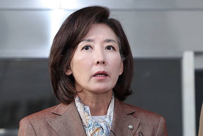 나경원 국민의힘 의원이 20일 서울 남부지법에서 열린 '패스트트랙(신속처리안건) 충돌 사건' 1심 선고를 마친 뒤 법정을 나서며 심경을 밝히고 있다. /뉴스1