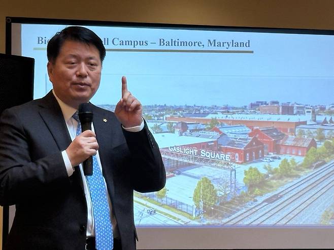 네이처셀 라정찬 회장이 20일 미국 워싱턴 DC에서 열린 기자회견에서 메릴랜드 볼티모어에 조성될 ‘바이오스타 스템셀 캠퍼스’ 조감도를 소개하며 미국 내 줄기세포 치료제 생산·연구 거점 구축 계획을 설명하고 있다. /박국희 특파원