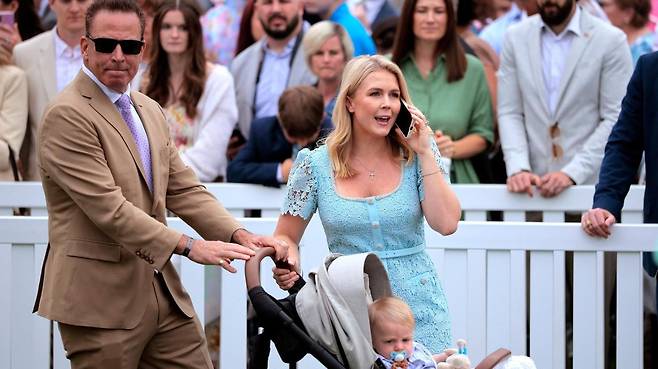 캐롤라인 레빗 백악관 대변인(오른쪽)과 배우자 니콜라스 리치오. /게티이미지코리아