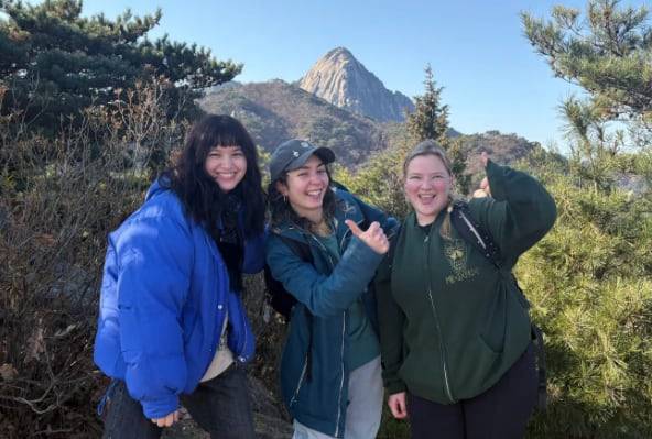 19일 오전 10시쯤 덴마크인 관광객 나나 피오르(27)씨가 친구들과 북한산 400m인근까지 올라 포즈를 취하고 있다. /김수아 기자