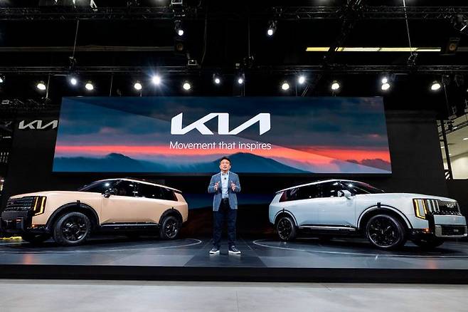 기아 북미권역본부장 윤승규 부사장이 20일(현지시간) 미국 로스앤젤레스(LA) 컨벤션 센터에서 열린 ‘2025 LA 오토쇼’에서 신형 텔루라이드에 대해 설명하고 있다.ⓒ기아