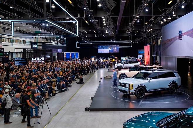 신형 텔루라이드를 보기 위해 기아 전시 부스에 운집한 관객들. ⓒ기아