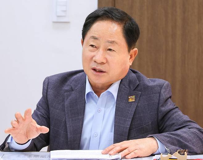 19일 경기 남양주시 금곡동 시청 집무실에서 주광덕 남양주시장이 동아일보의 질문에 답하고 있다. 주 시장은 “남양주는 지금 도시의 큰 방향이 결정되는 중요한 변곡점”이라며 “수도권광역급행철도(GTX) 노선 확충과 왕숙지구 첨단기업 유치, 문화 벨트를 통해 시민들의 삶의 질을 압도적으로 향상할 것”이라고 말했다. 남양주시 제공