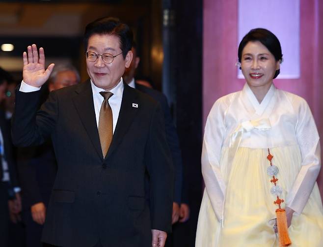 이집트를 공식 방문 중인 이재명 대통령과 김혜경 여사가 20일(현지시간) 카이로의 한 호텔에서 열린 이집트 동포·지상사 간담회에 입장하고 있다. 사진=연합뉴스